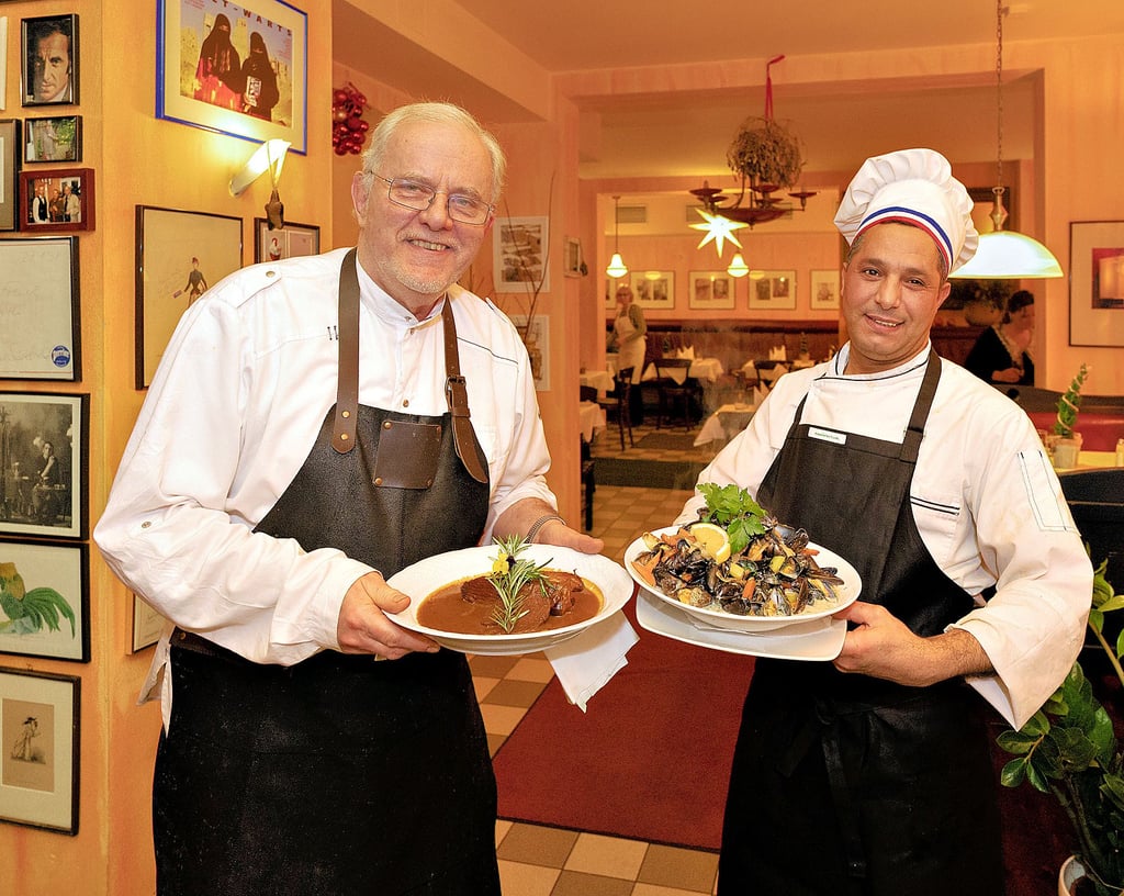 „La Mirabelle“-Inhaber Joachim Scharf und der langjährige Koch Mustafa Abarkouk mit Gerichten, wie sie in dem Leipziger Restaurant serviert werden: Hirschkeule in Estragon-Rahm und Miesmuscheln.