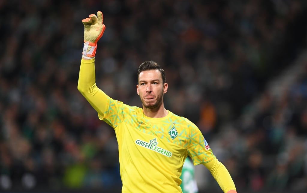 Werder Torwart Jiri Pavlenka gestikuliert im Strafraum.