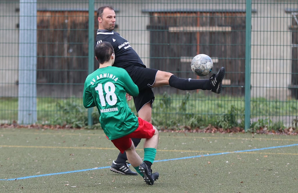 Christian Karg (gegen Anton Yong Facklam vom SV Arminia) ist Routinier, Kapitän und bester Schütze des BSV 79, der auch in dieser Saison den Klassenerhalt schaffen will.