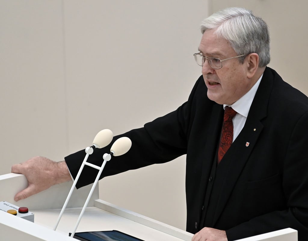 Jörg Steinbach, Wirtschaftsminister Brandenburgs, spricht in der Debatte des Landtages.