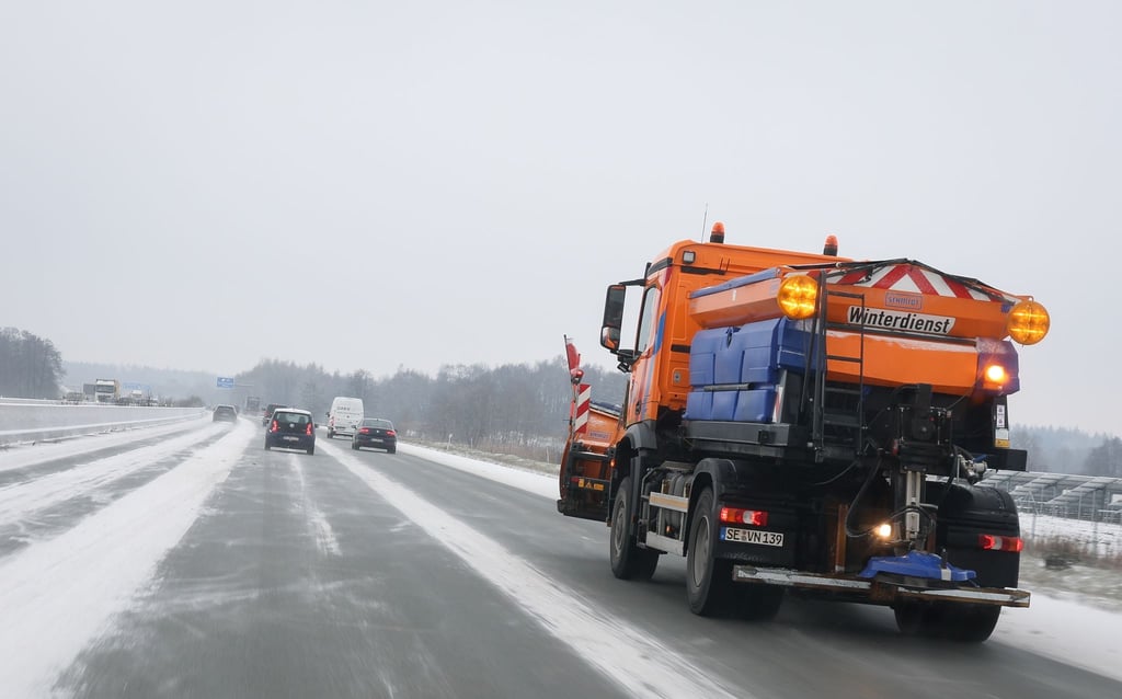 Ein Räum- und Streufahrzeug ist auf der Autobahn A7 zwischen Kiel und Hamburg unterwegs.