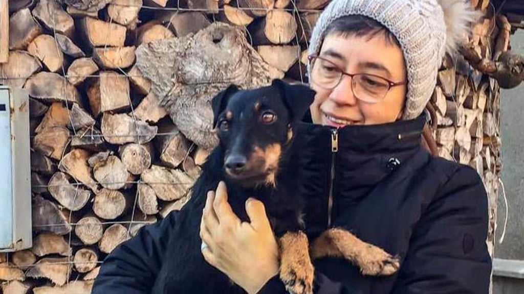 Drei Tage lang war Jagdterrier-Hündin Lotta in größter Kälte verschwunden. Nun hat Corina Adam aus Hoym ihren Hund wieder.