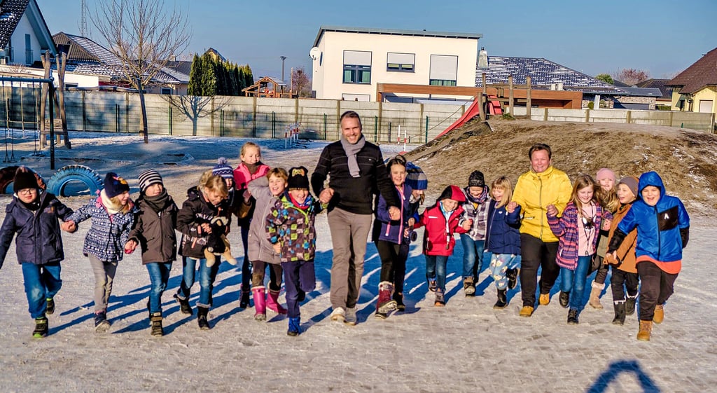Zusammenhalten ist der wichtigste Aspekt des Projektes: Daniel Kemp und Annett Graichen mit Kindern der ersten und zweiten Klasse.