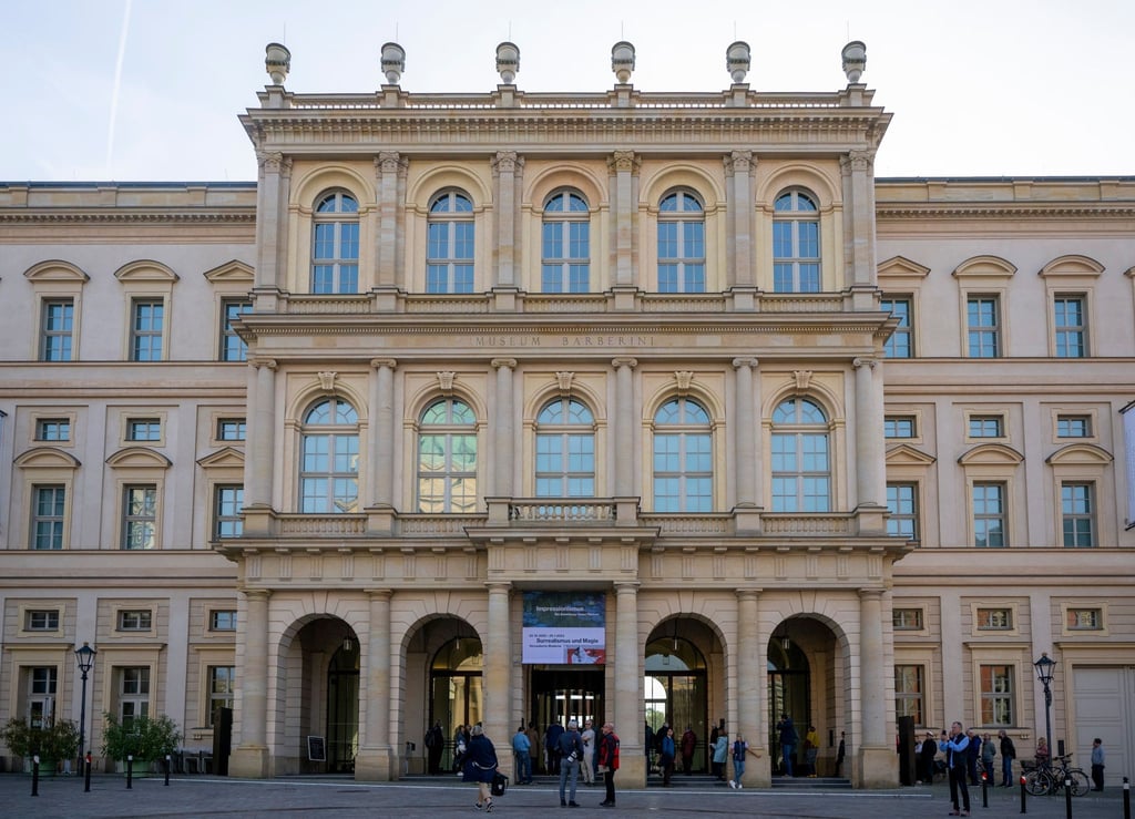 Besucher warten am Morgen vor dem Museum Barberini.