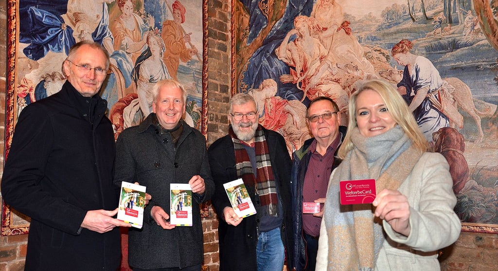 Anika Kinnemann hält die WelterbeCard in Händen, hinter der sich vielfältige Leistungen verbergen. Welche das sind, verrät der neue Reiseführer, den sie zusammen mit Andreas Dittmann, Dirk Herrmann, Uwe Holz und Hans-Joachim Wuttig (v.l.) im Zerbster Schloss präsentierte.