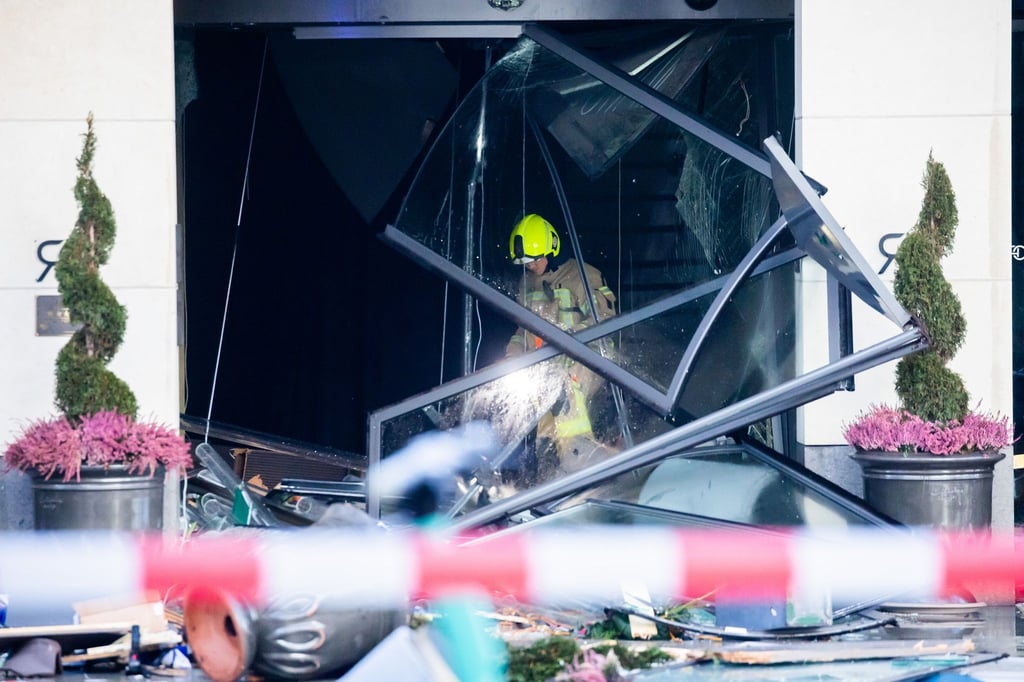 Ein Feuerwehrmann begutachtet Trümmer in einem Hotel an der Karl-Liebknecht-Straße.