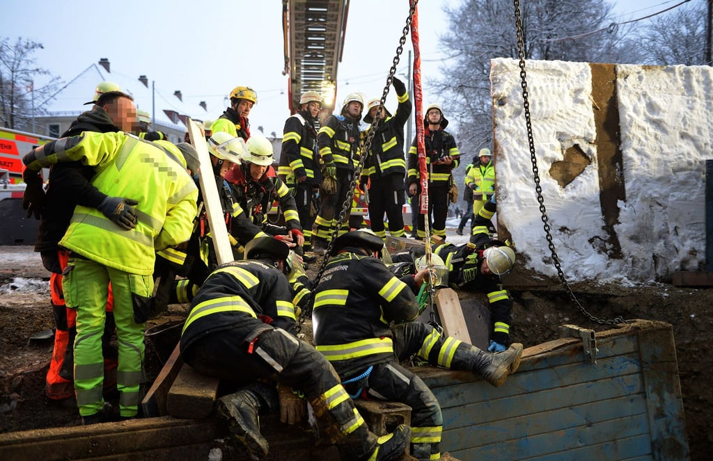 Rettungskräfte der Feuerwehr sind am Unfallort im Einsatz.