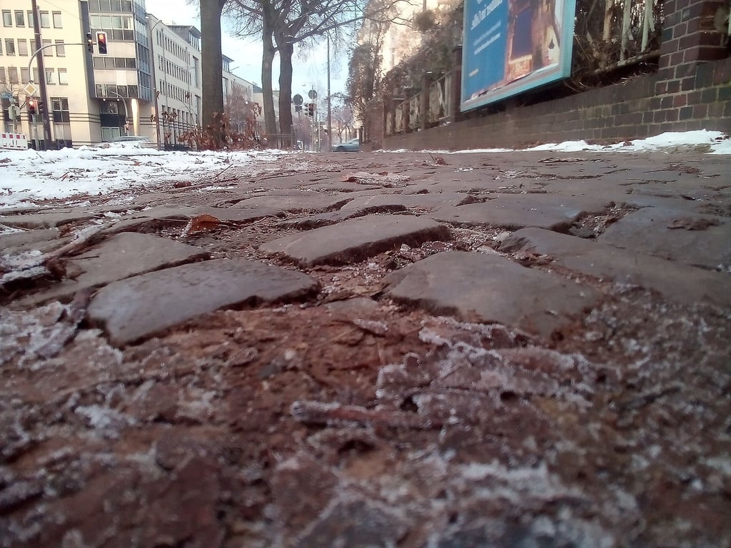 Blick auf einen maroden Fußweg an der Leipziger Straße in Magdeburg.