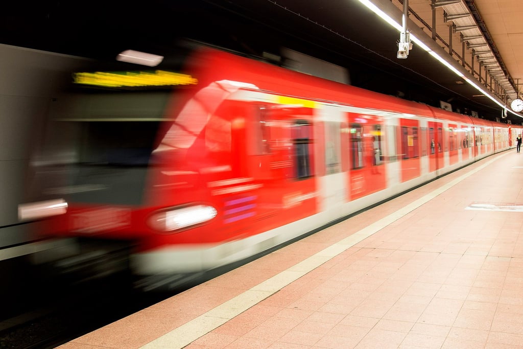Eine S-Bahn fährt am Stuttgarter Hautbahnhof ein.