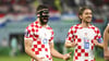 Kroatiens Josko Gvardiol (l.) bejubelt seinen Treffer mit Luka Modric.