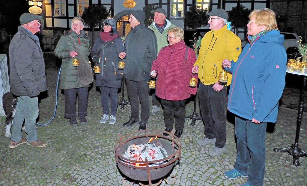 Mit der Laterne in der Hand, unternehmen die Teilnehmer von „Fachwerk, Lichterglanz und Kulinarisches“ einen geführten Rundgang mit Erläuterungen durch die abendliche Osterwiecker Altstadt und kehren anschließend im „Braunen Hirsch“ ein.