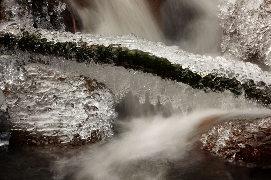 Eis bildet sich am Flusslauf der Ilse im Ilsetal unter dem Brocken.