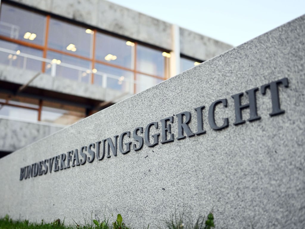 Außenaufnahme des Bundesverfassungsgerichts, mit dem Schriftzug „Bundesverfassungsgericht“.