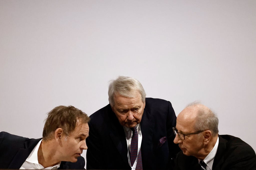 VW- und Porsche-Vorstandschef Oliver Blume (l-r), Hans Michel Piëch, Stellvertretender Vorsitzender des Aufsichtsrats der Porsche Automobil Holding SE, und Hans Dieter Pötsch, Vorsitzender des Vorstands der Volkswagen-Dachgesellschaft Porsche SE, bei der Hauptversammlung in Berlin.