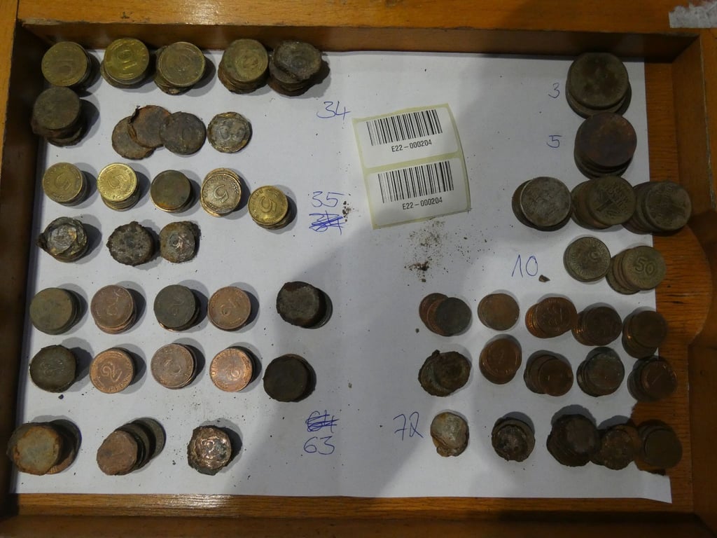 D-Mark-Münzen, die in Gartenzwergen gefunden wurden.