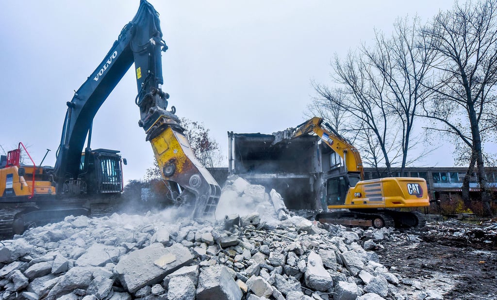 Der Verbindungsbau West hat gegen die kräftigen Bagger keine Chance. Anfang 2023 soll der Abriss beendet sein.