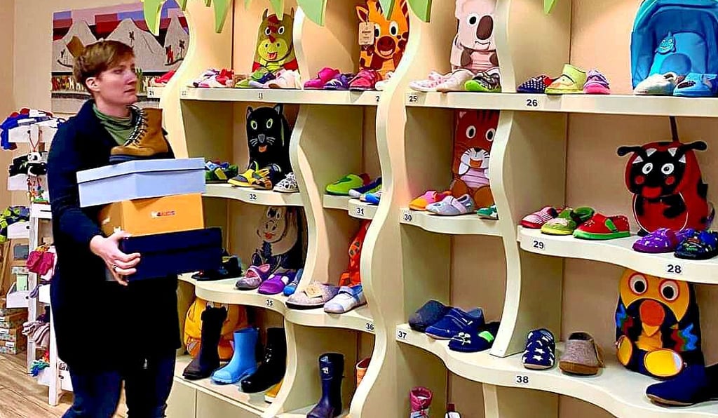 Anja Rudorf in ihrem Kinderschuhgeschäft „Für den kleinen Mann und die Kleine Miss“