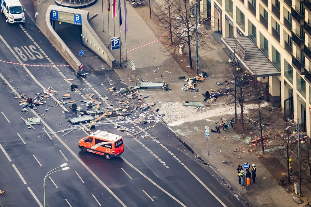 Trümmer liegen auf der Karl-Liebknecht-Straße vor einem Hotel.