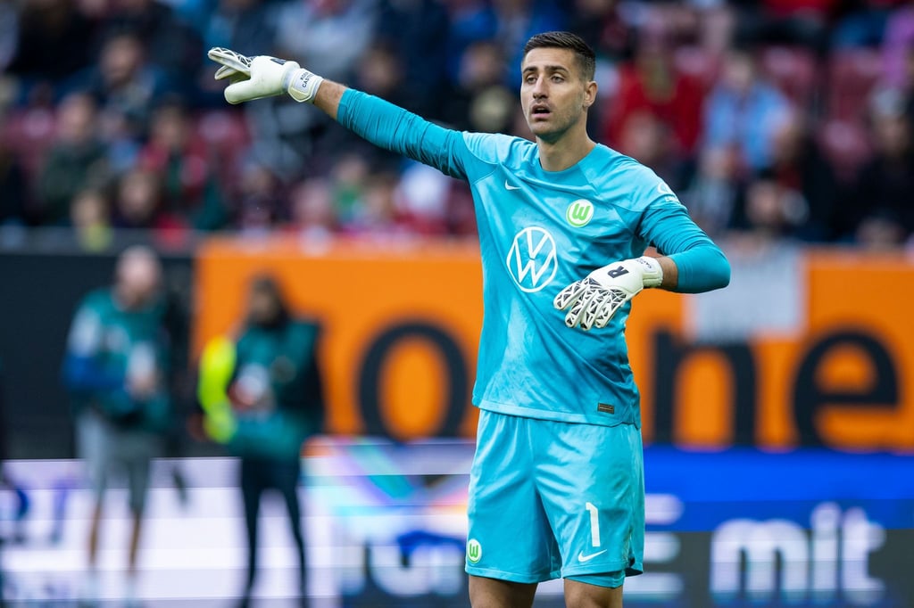 Wolfsburgs Torwart Koen Casteels gestikuliert.