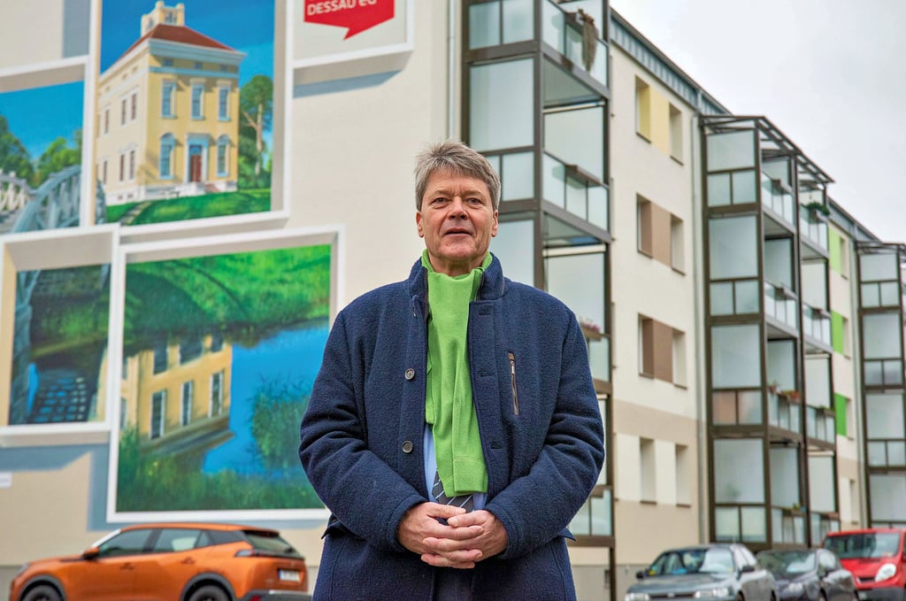 Lutz Dessau steht vor einem neugestalteten Giebel im Agnesviertel.