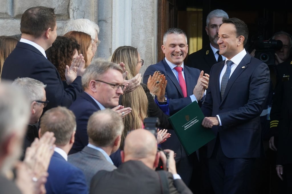 Leo Varadkar (r), neu gewählter Premierminister von Irland, verlässt das Leinster House in Dublin.