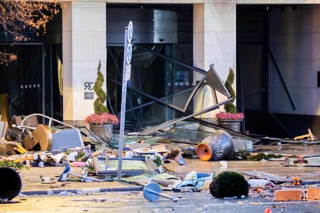 Trümmer liegen auf der Karl-Liebknecht-Straße vor einem Hotel.