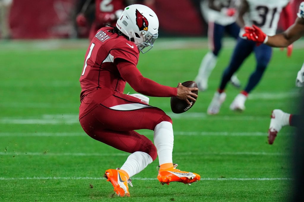 Arizona Cardinals-Quarterback Kyler Murray fällt aufgrund einer Verletzung zu Boden.