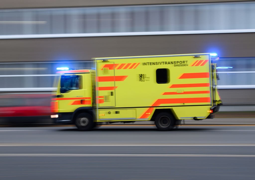 Ein Rettungswagen fährt zu einem Einsatz.
