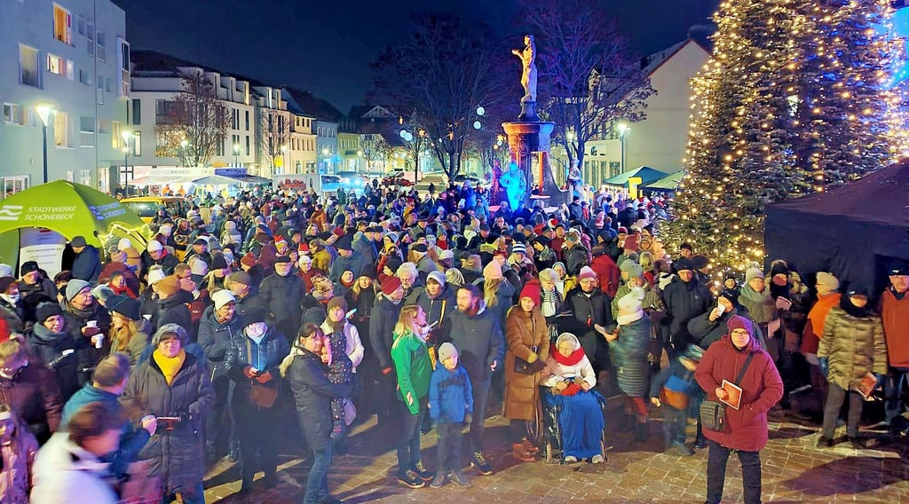 Erfoglreiche Premiere für das Weihnachtssingen in Schönebeck - die Schönebecker kamen zahlreich.