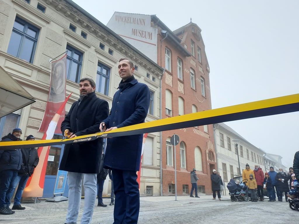 Stendals Oberbürgermeister Bastian Sieler (rechts) und Stadtwerke-Geschäftsführer Thomas Bräuer geben die Winckelmannstraße frei.