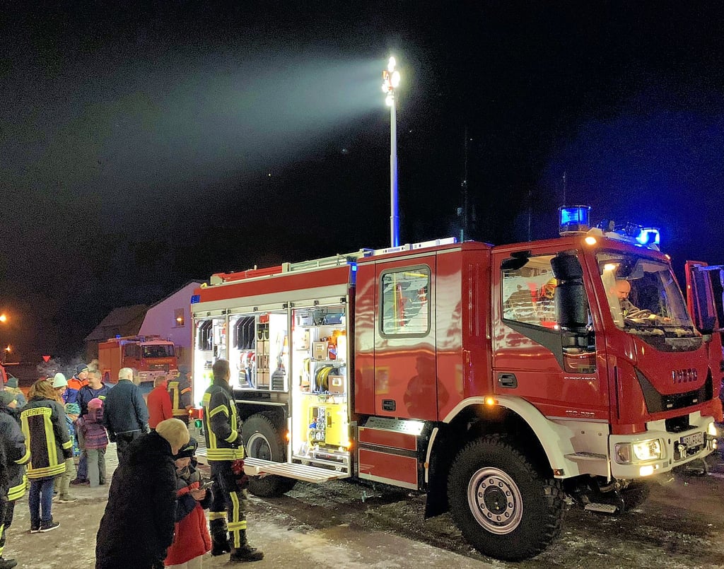 Das neue Löschfahrzeug kam gestern Abend an vorm Gerätehaus in Görzig und spendete LED-Licht.