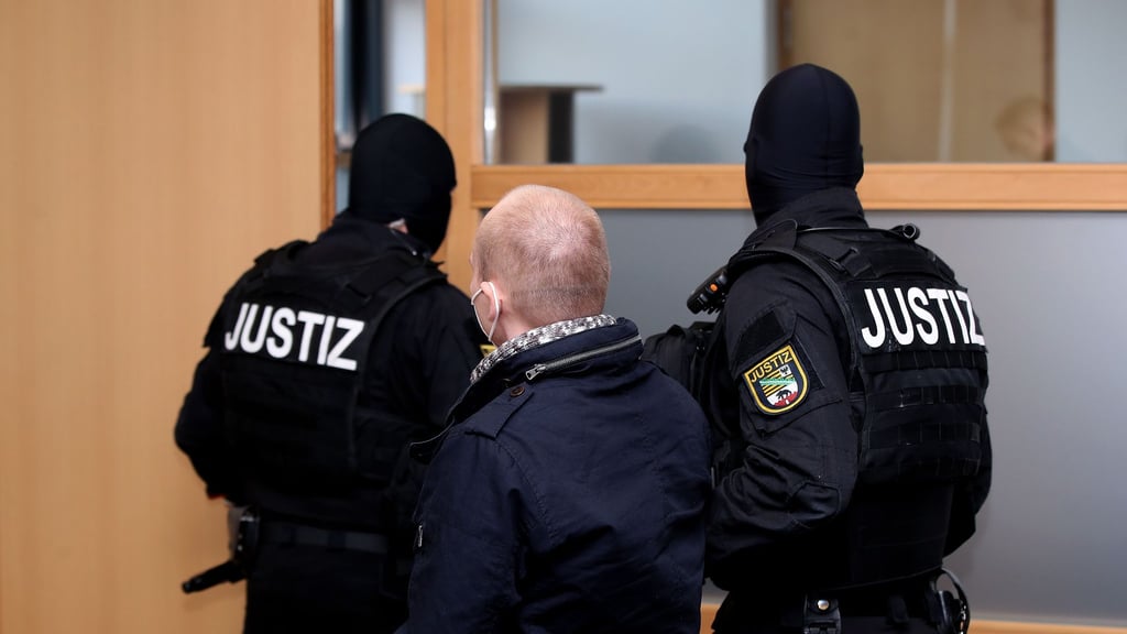 Der Angeklagte wird aus dem Gerichtssaal in Magdeburg geführt.