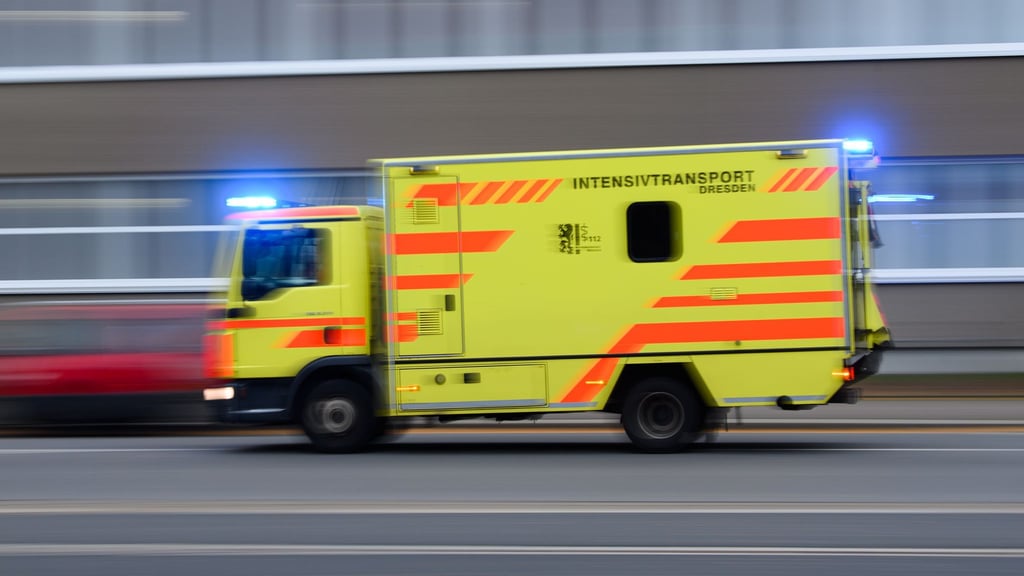 Ein Rettungswagen fährt zu einem Einsatz.