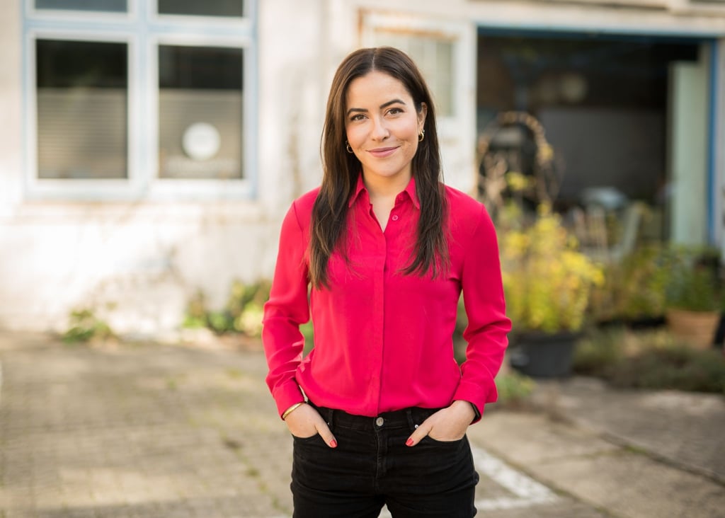 Aline Abboud, Fernsehmoderatorin und Journalistin, aufgenommen am Rande eines TV-Sets.