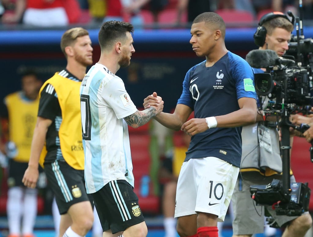 Lionel Messi (l) und Kylian Mbappe geben sich nach dem Spiel bei der WM 2018 die Hand.