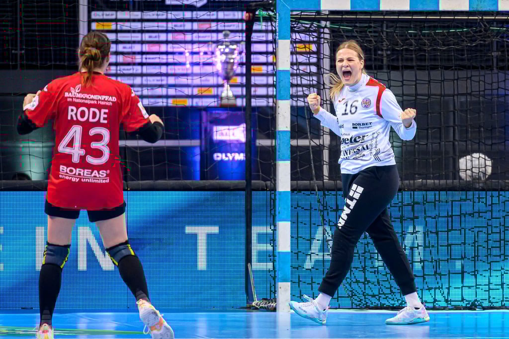 Erma Schjoett (r), Torhüterin vom Thüringer HC, jubelt mit ihrer Teamkollegin Jennifer Rode.