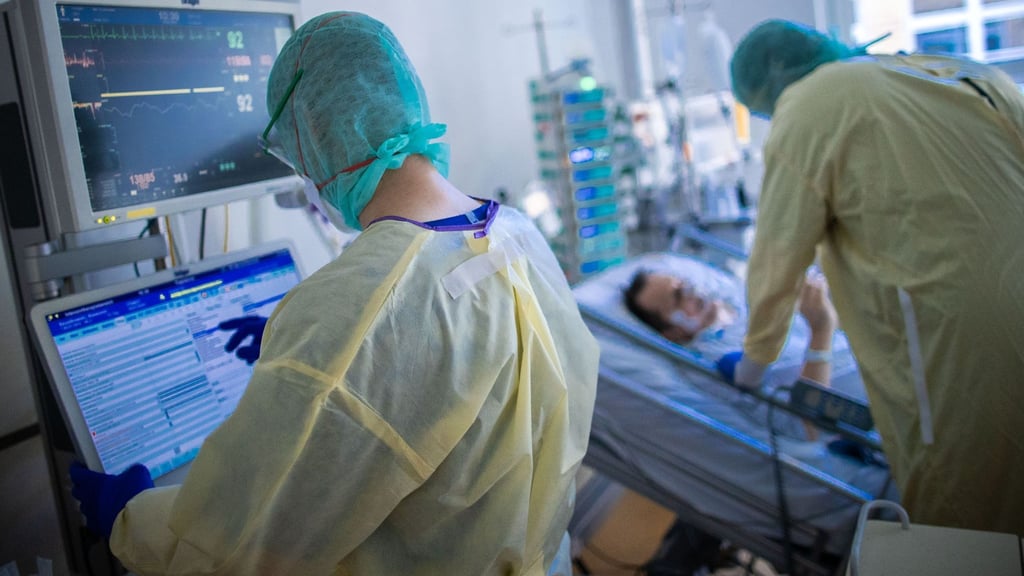 Krankenschwestern und Pflegekräfte arbeiten auf einer Intensivstation mit Corona-Patienten.