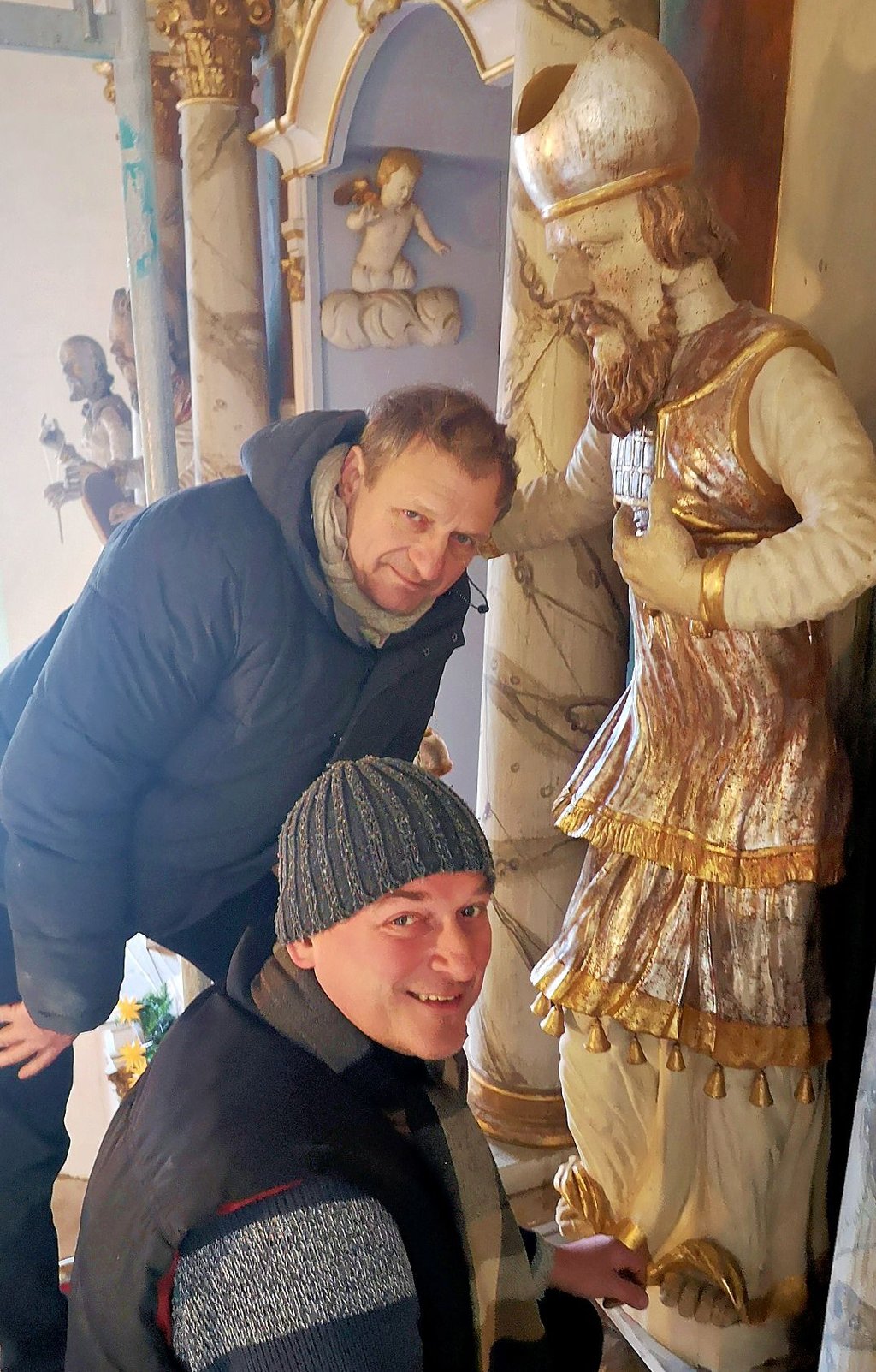 Fast zehn Monate lang wurde die Altarfigur Aaron aus Badersleben von Dirk Jacob und Uwe Bormann (vorne) restauriert.