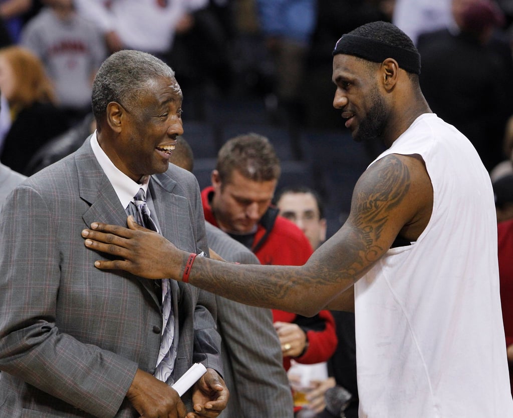 Ein Foto aus dem Jahr 2011: Der damalige Trainer der Charlotte Bobcats, Paul Silas, unterhält sich nach einem Spiel mit Miami-Heat-Spieler LeBron James.