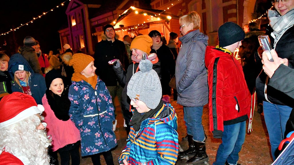 Der Weihnachtsmann erfreute am Abend die Kinder auf dem Adventsbasar in Garz.