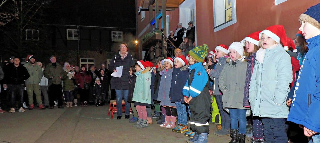 Beim Weihnachtsmarkt auf dem Schulhof in Bühne gab es ein Programm der Mädchen und Jungen mit Liedern und Gedichten.