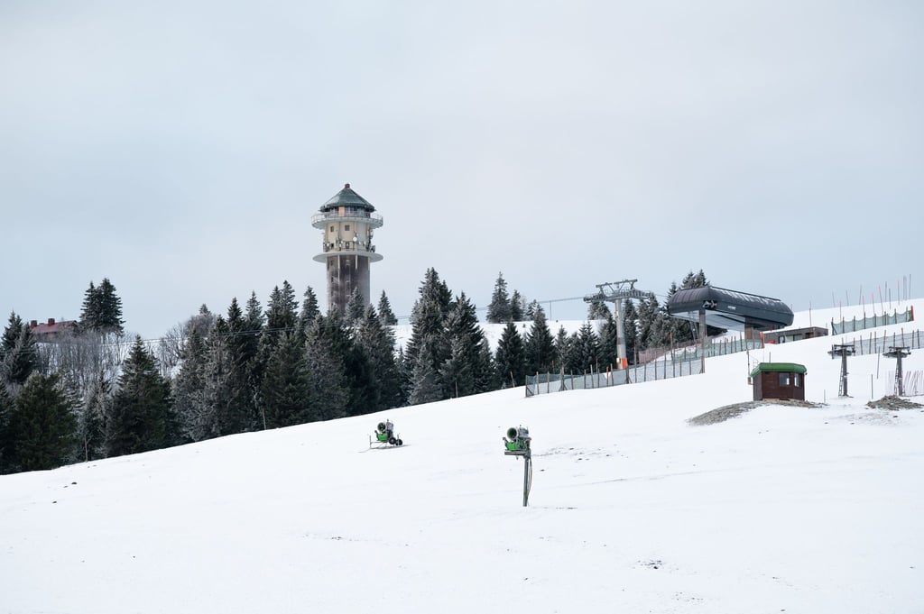 Noch immer liegt auf dem Feldberg zum Skifahren zu wenig Schnee.
