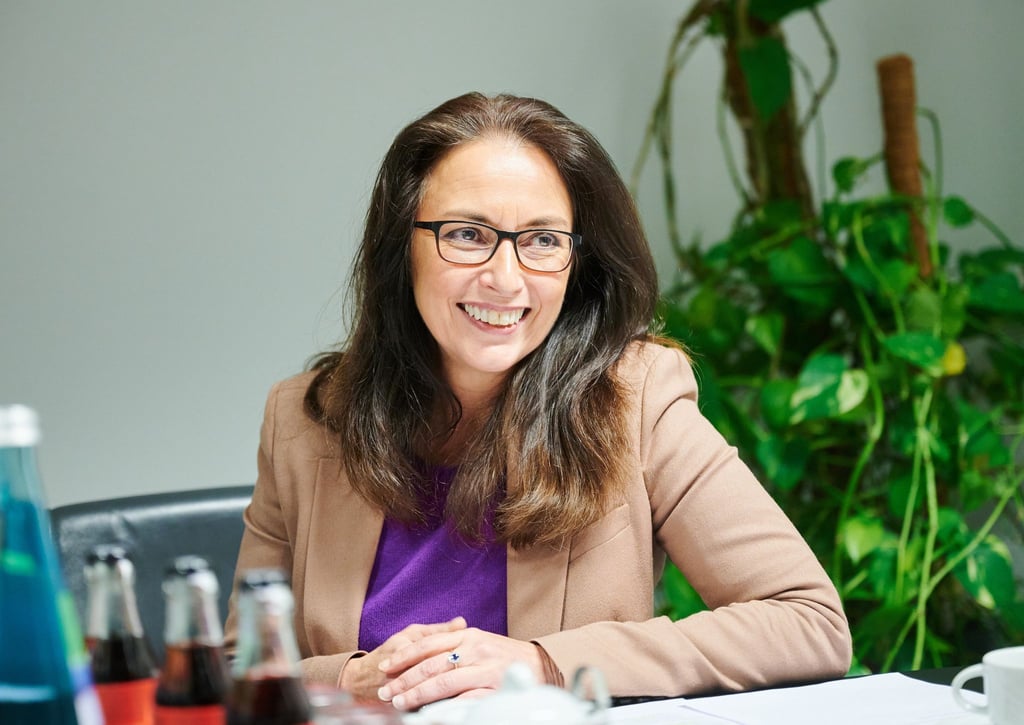 Yasmin Fahimi, Vorsitzende des Deutschen Gewerkschaftsbunds (DGB), sitzt zu einem Interview im Bürogebäude am Hackeschen Markt.
