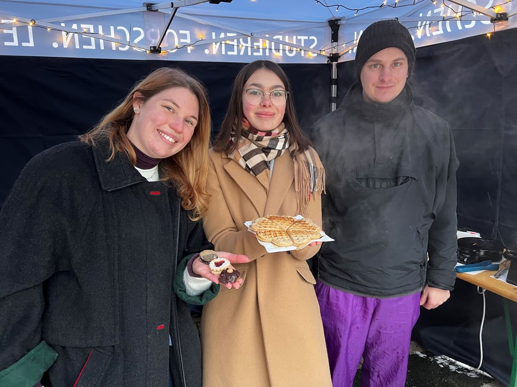 Die Studenten Megan (v.l.n.r.), Michelle und Dusty verkaufen vegane Apfelmus-Zimt Waffeln.