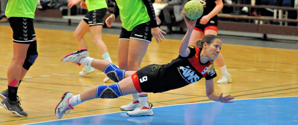 Vollen Einsatz im letzten Spiel des Jahres zeigten Luisa Bertelmann (am Ball) und die Handballerinnen der SG Lok Schönebeck.