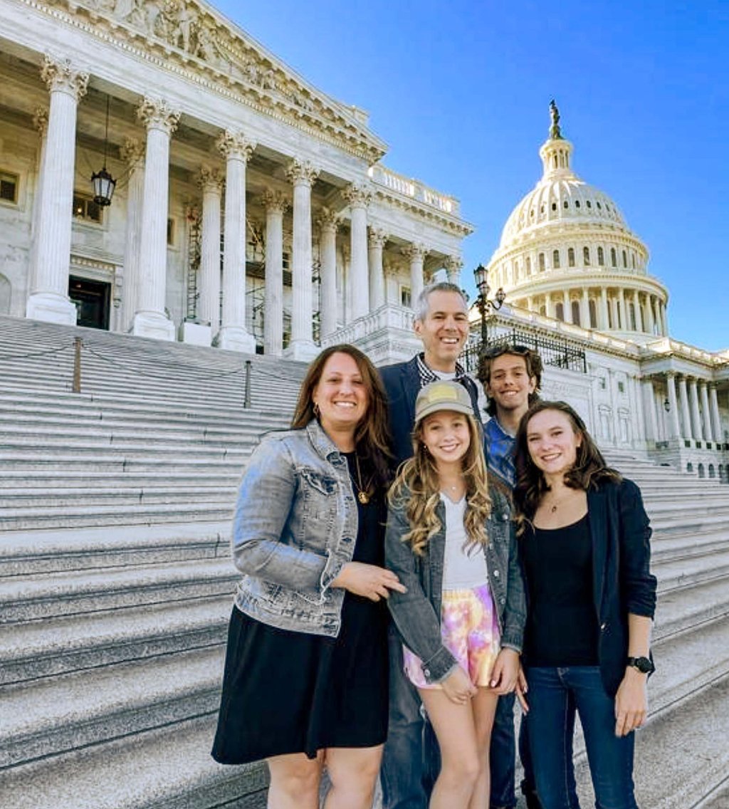 Antonia Odenthal (r.) mit ihrer Gastfamilie - Vater Anthony, Mutter Erica sowie deren Kindern Anthony Jr. (15) und Lily (12) - beim Besuch des Kapitols in Washington. Anthony Brindisi saß von 2019 bis 2021 im US-Kongress.