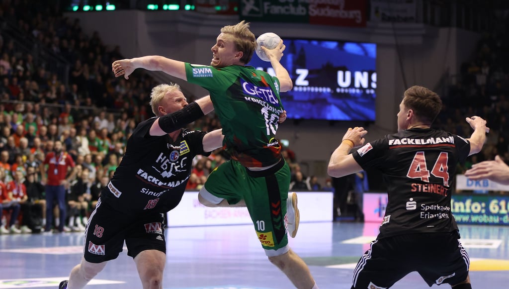 Nach diesem Foul von Sebastian Firnhaber geriet Gisli Kristjansson (Mitte) kurzzeitig mit dem Erlanger aneinander.