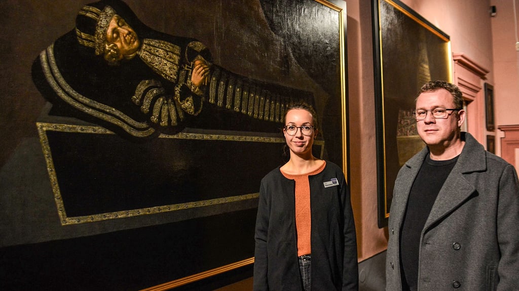 Restaurator Mirko Negwer und Wiebke Havenstein, Kunsthistorikerin und Mitarbeiterin des Museums, präsentieren das Totenbildnis von Herzog Moritz, eines der wertvollsten Gemälde der Sammlung in Zeitz.