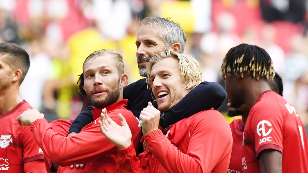 RB-Trainer Marco Rose herzt seine Profis Konrad Laimer und Emil Forsberg.