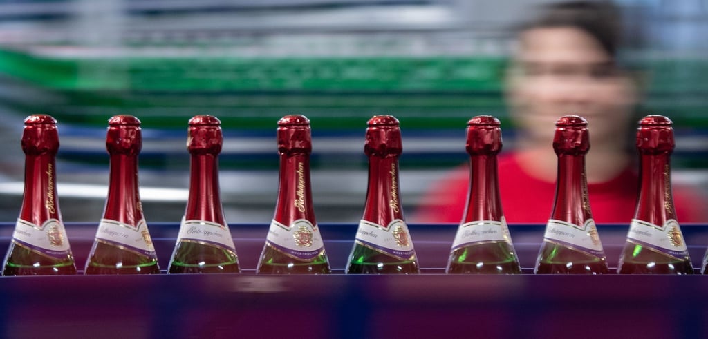 Weil unter anderem Glasflaschen teurer geworden sind, werden Kunden für Sekt von Rotkäppchen-Mumm bald mehr ausgeben müssen.